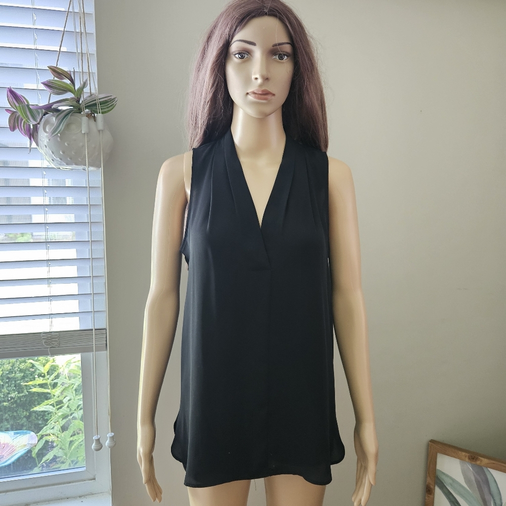 Vince Camuto black v neck sleeveless flowy tunic top blouse